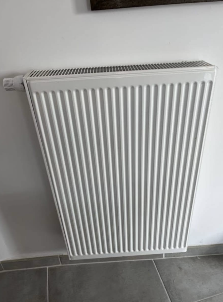 Radiateur neuf fixé au mur