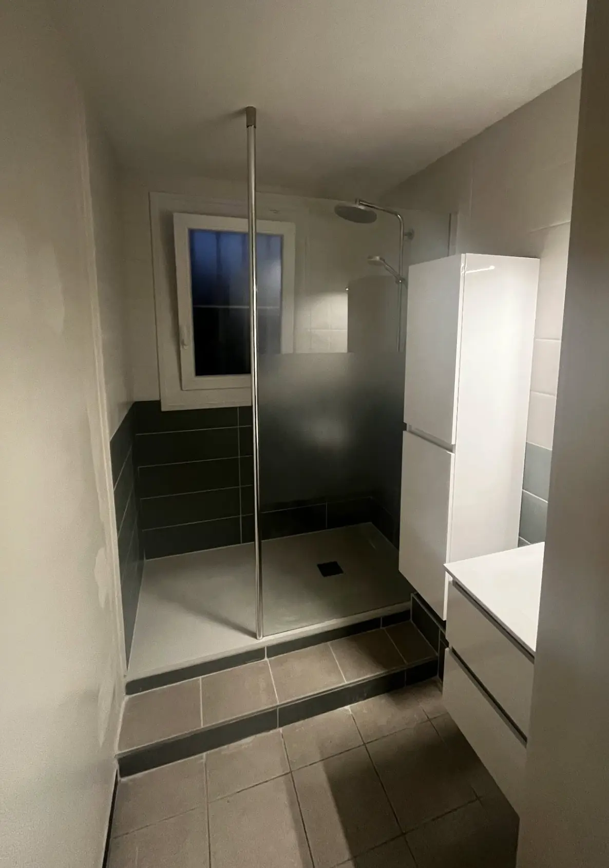 Douche à l'italienne avec carrelage gris et meuble vasque