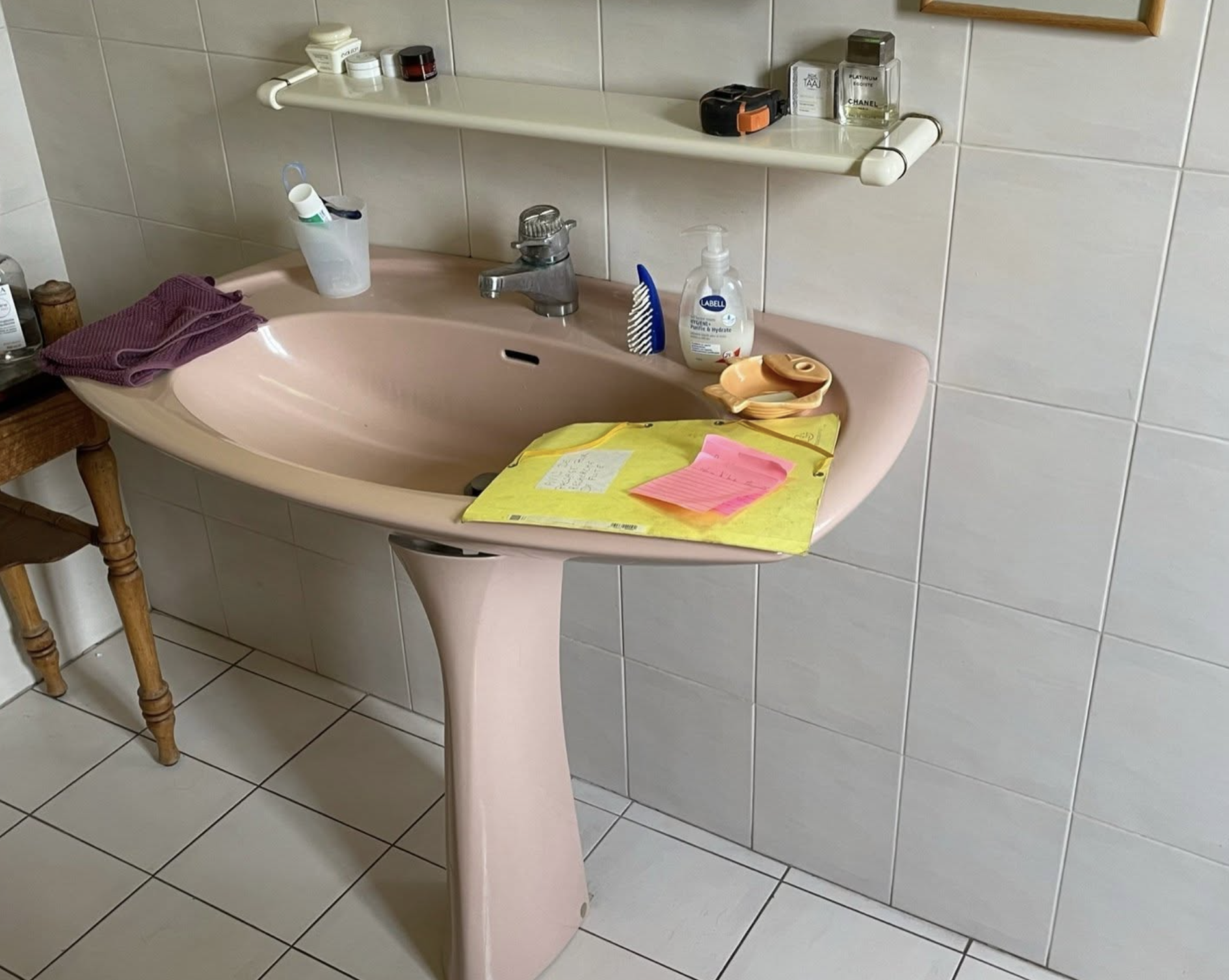 Avant les travaux : ancien lavabo sur colonne