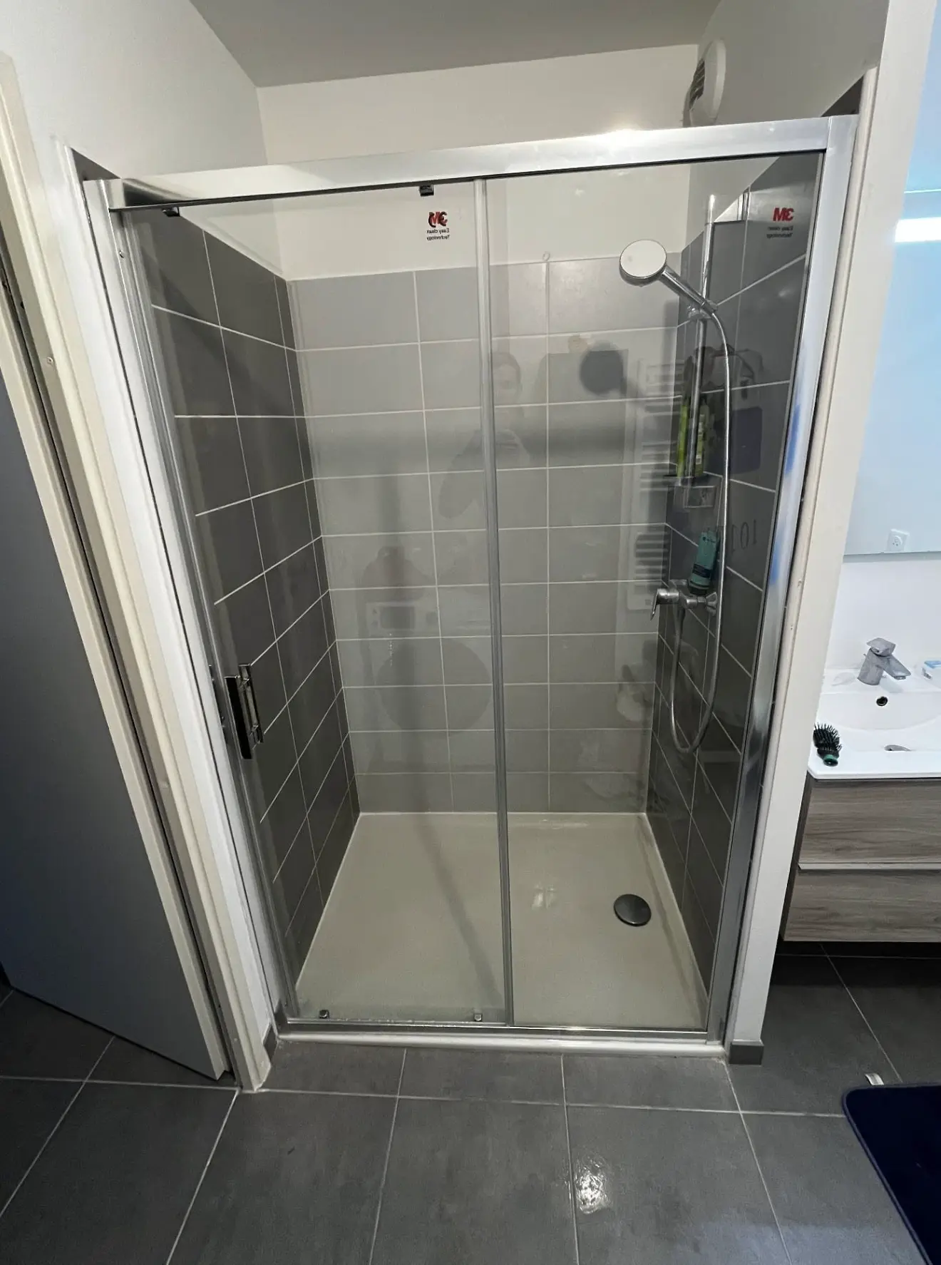 Douche avec receveur et cabine de douche vitrée