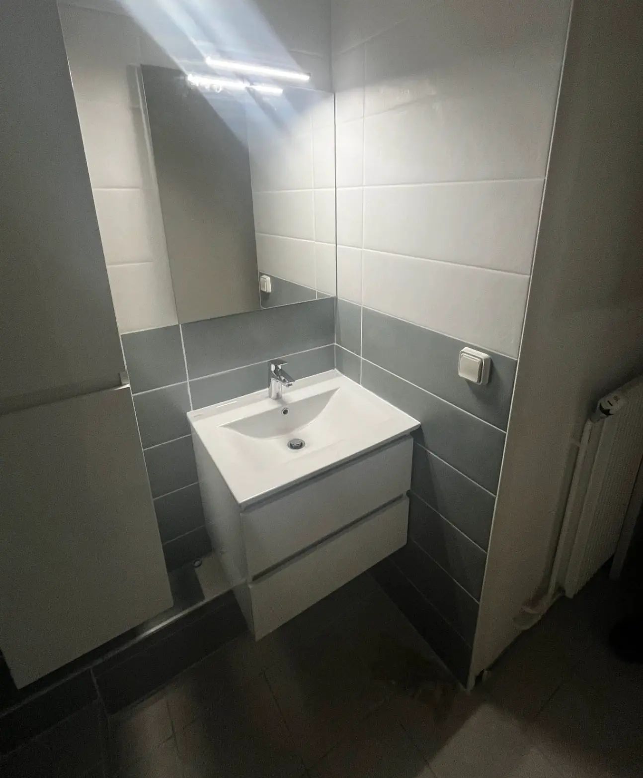 Meuble vasque suspendu avec miroir et carrelage gris