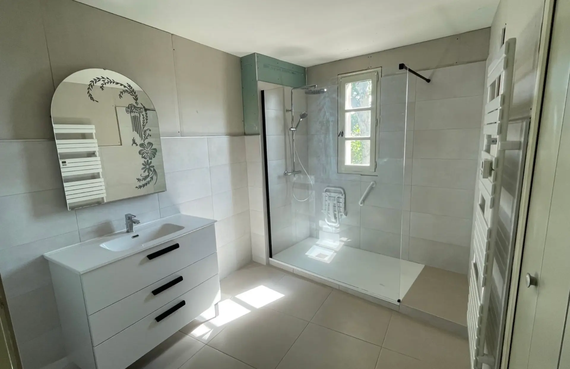 Après les travaux : meuble vasque dans la salle de bain rénovée