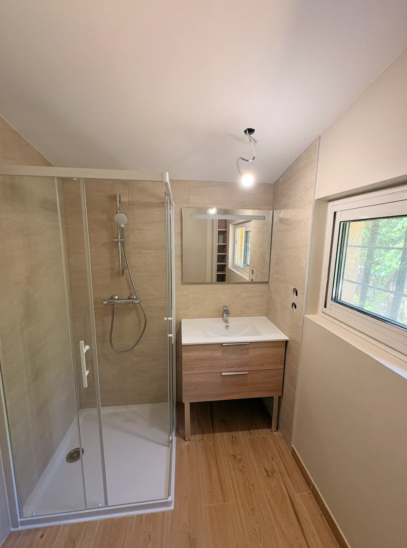 Salle de douche rénovée dans un appartement