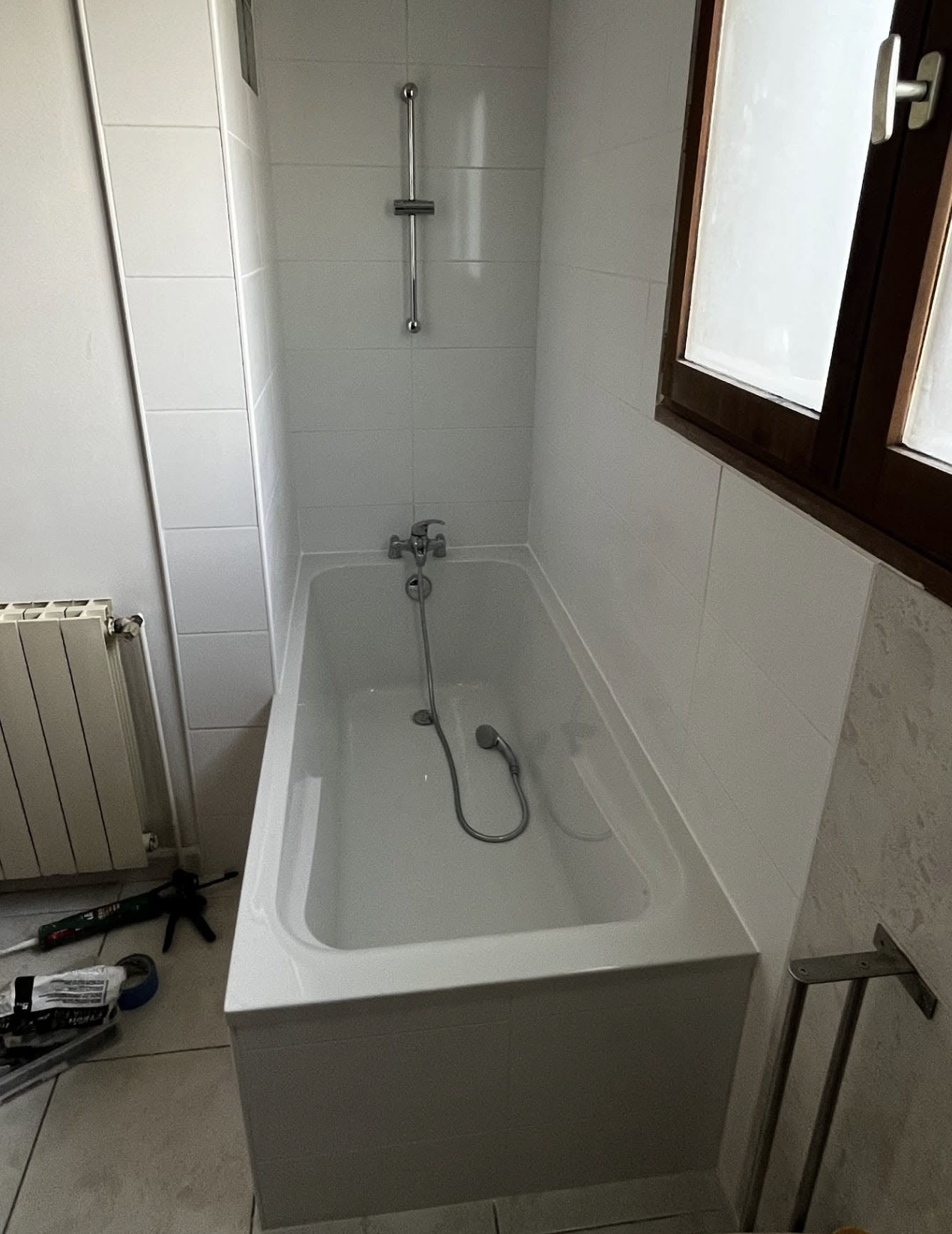 Après les travaux : baignoire et carrelage rénovés
