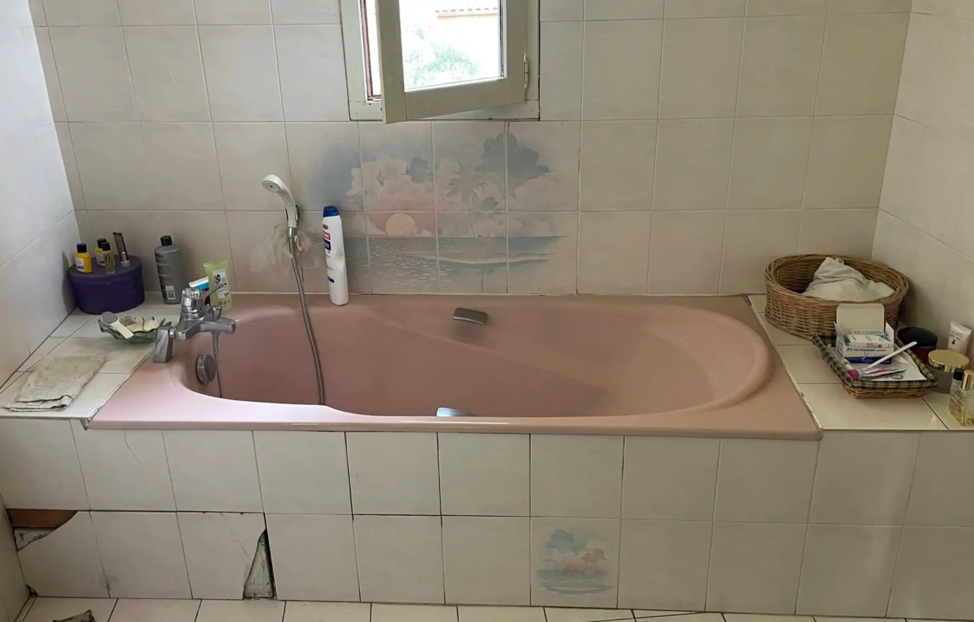 Avant les travaux : ancienne baignoire rose