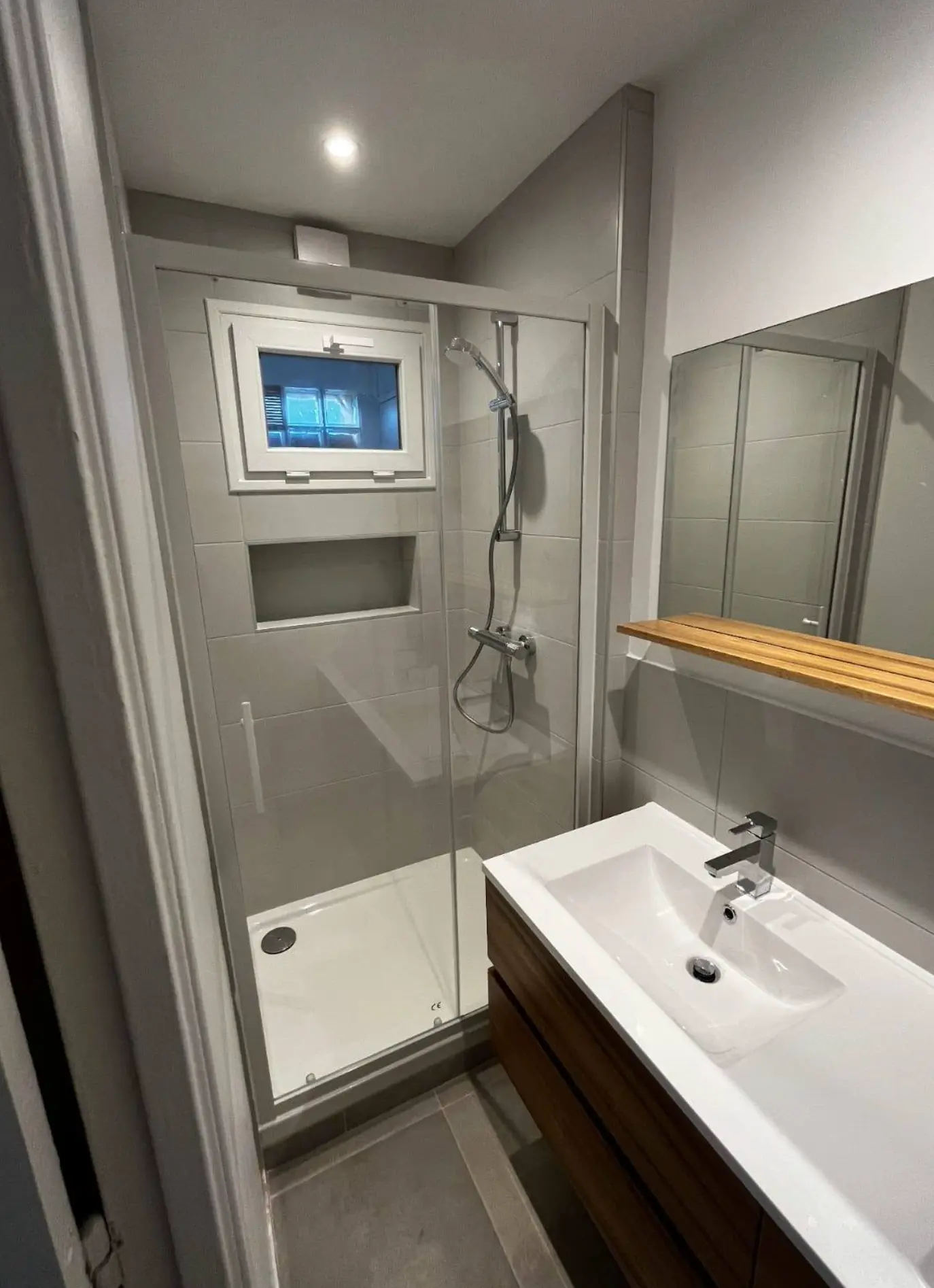 Douche à l'italienne avec niche et meuble vasque bois