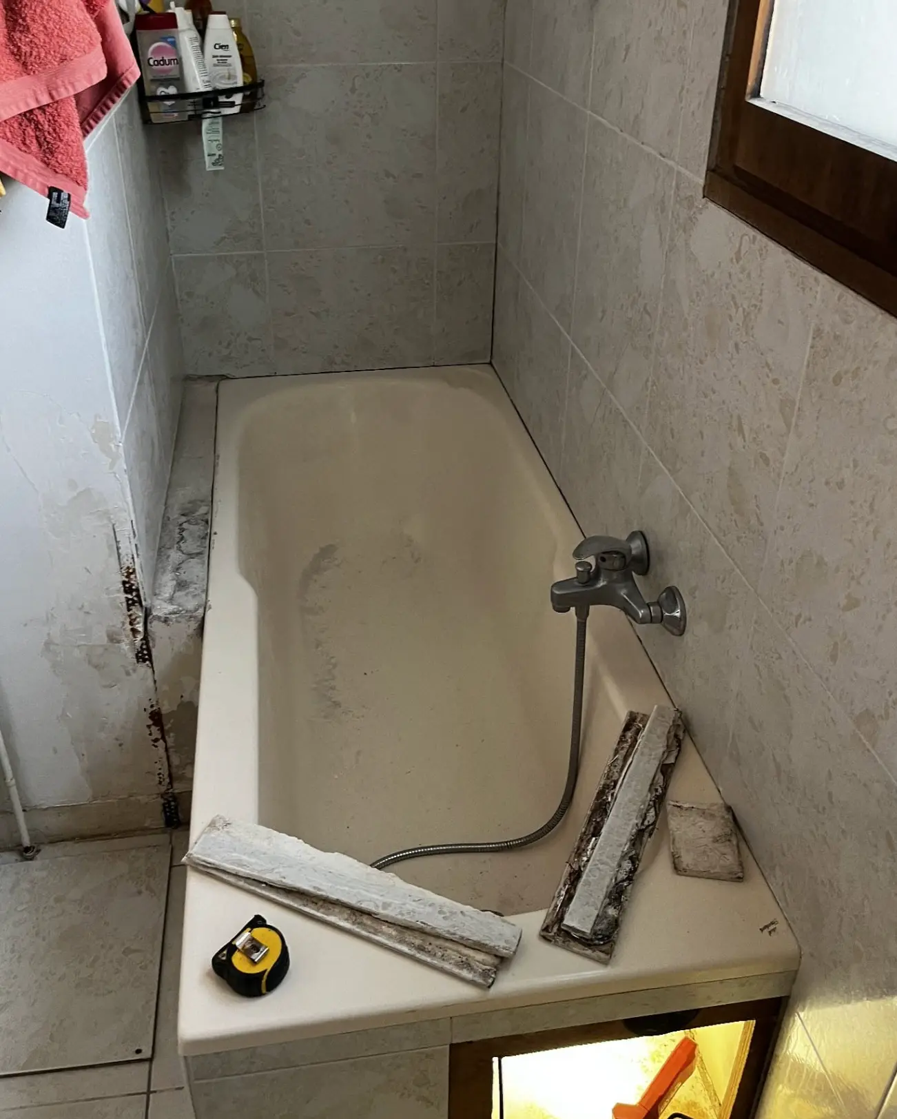 Avant les travaux : ancienne baignoire et carrelage