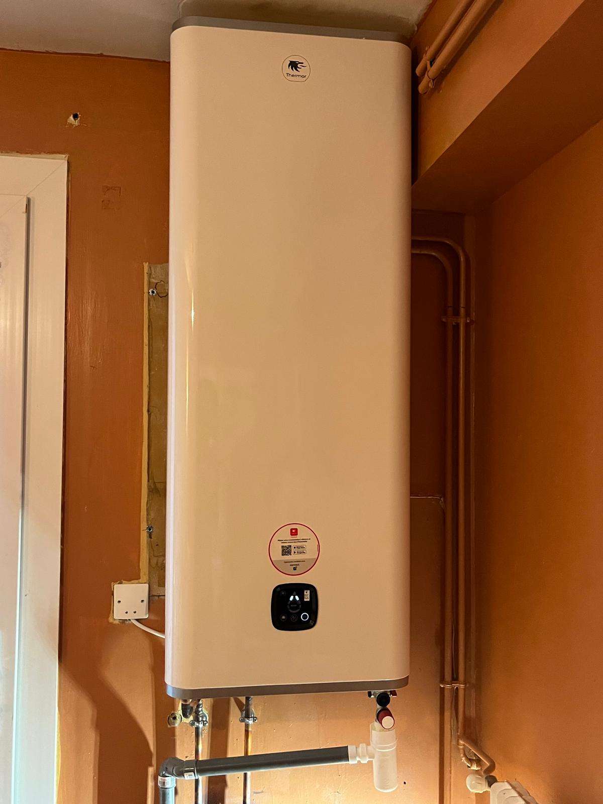 Chauffe-eau électrique plat fixé au mur à la place de l’ancienne chaudière